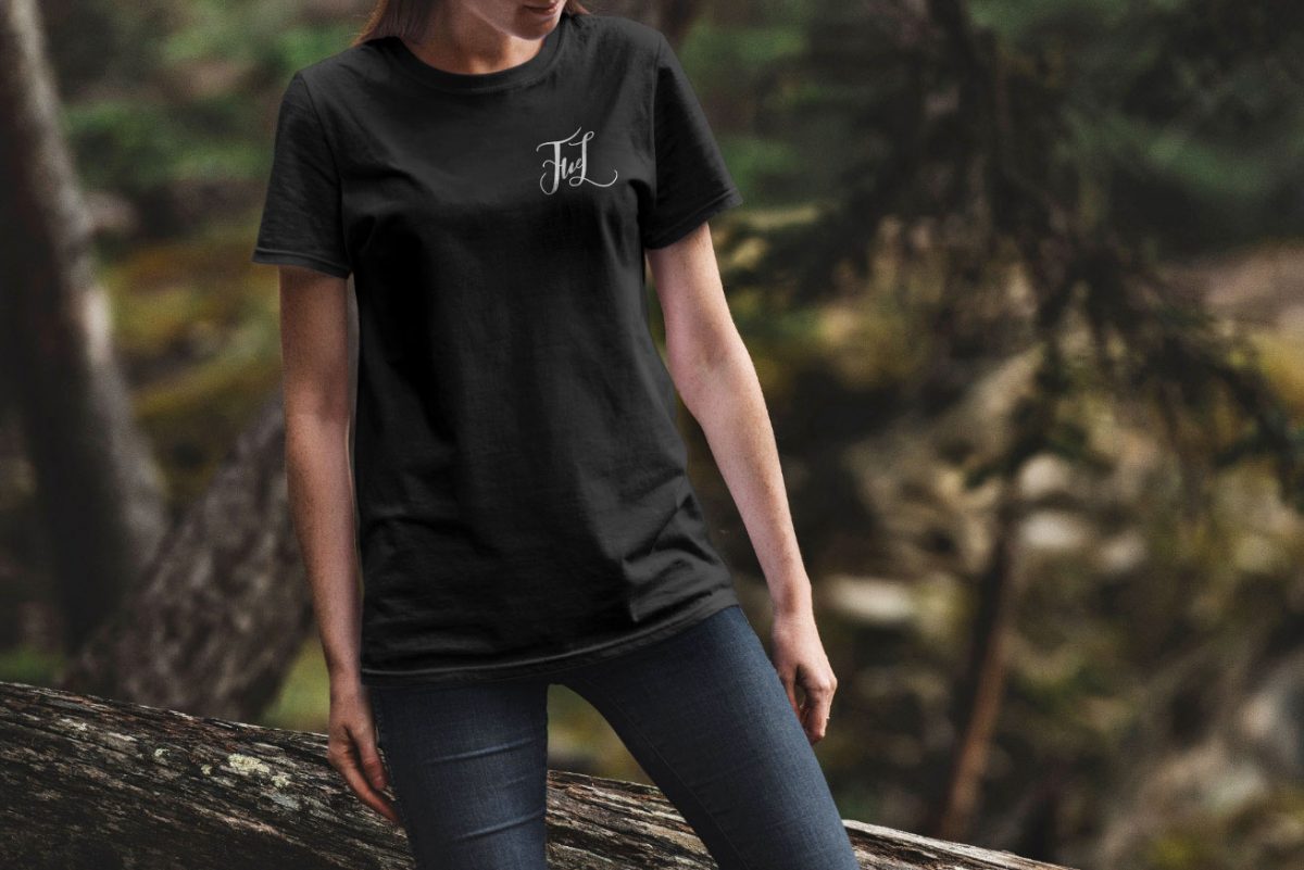 Черная женская футболка Маленький логотип FWL