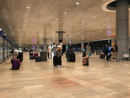 Социальная дистанция в аэропорту Израиля