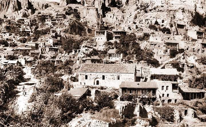 Старое фото пещерного города Хндзореск