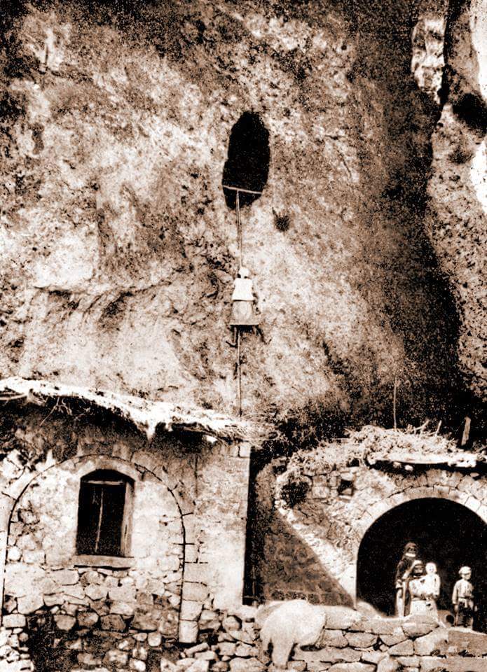 Старое фото пещерного города Хндзореск