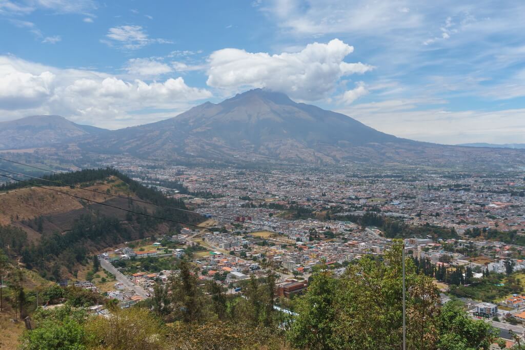 Вид на вулкан Имбабура и город Ибарра